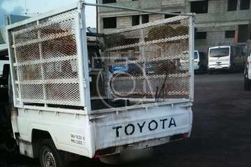 Una camioneta arde en una explanada de El Calero Bajo (Telde)/TA.